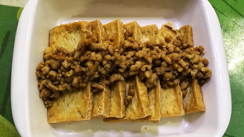 花样豆腐,装盘,肉糜铺在豆腐上