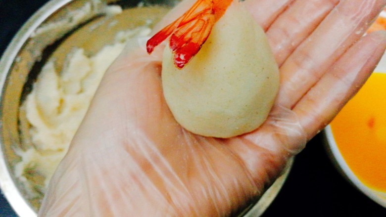 圆土豆+凤尾土豆虾球,放上虾,包上即可