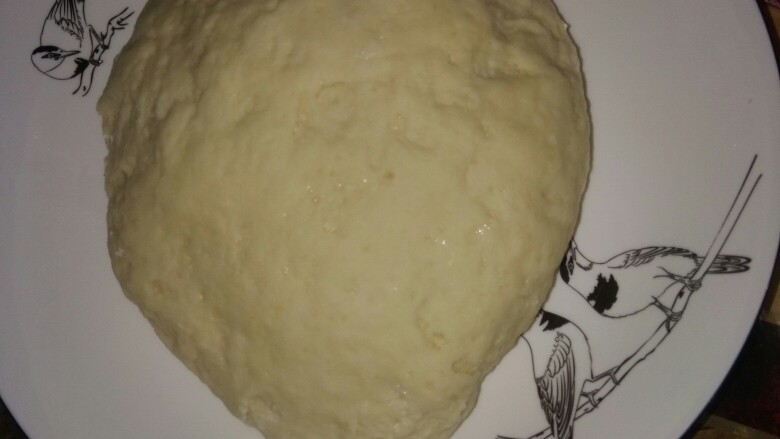火腿肠肉包子,用保鲜膜包好然后放温水锅里发面至两倍大(我是用烤箱预热一下待烤箱温温的放烤箱发面的)