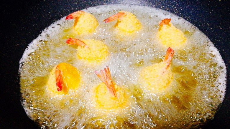 圆土豆+凤尾土豆虾球,锅中倒入油,烧至6成热,放入裹好的土豆虾球,中间要把虾球翻一翻,炸至金黄色即可捞出,控干油份摆盘,挤上些番茄酱蘸着吃,😍😍😍😍