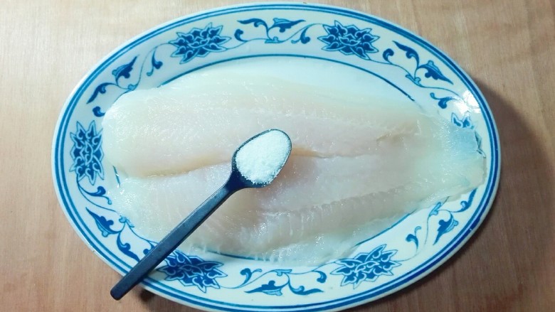 枸杞排队巴沙鱼柳,放一小勺盐腌制十分钟,倒掉渗出的水