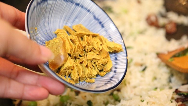 咖喱炒饭,将咖喱倒入米饭上