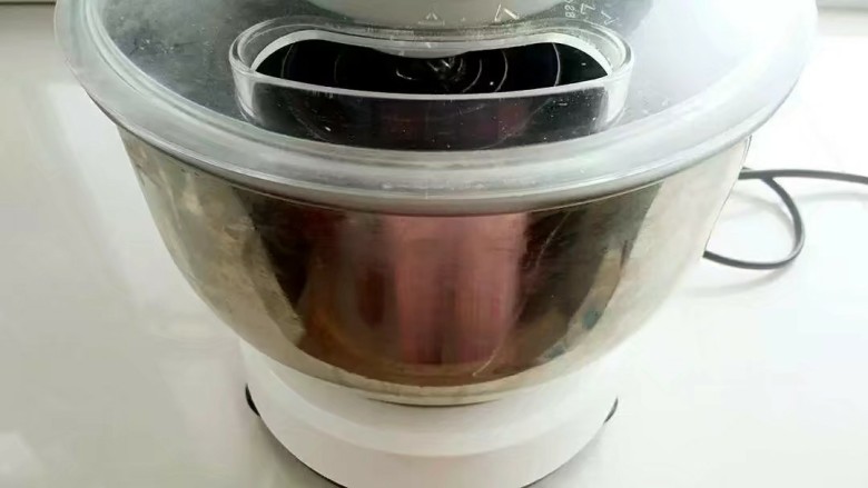 牛奶吐司,启动厨师机开始揉面,大约20分钟后加入软化的黄油