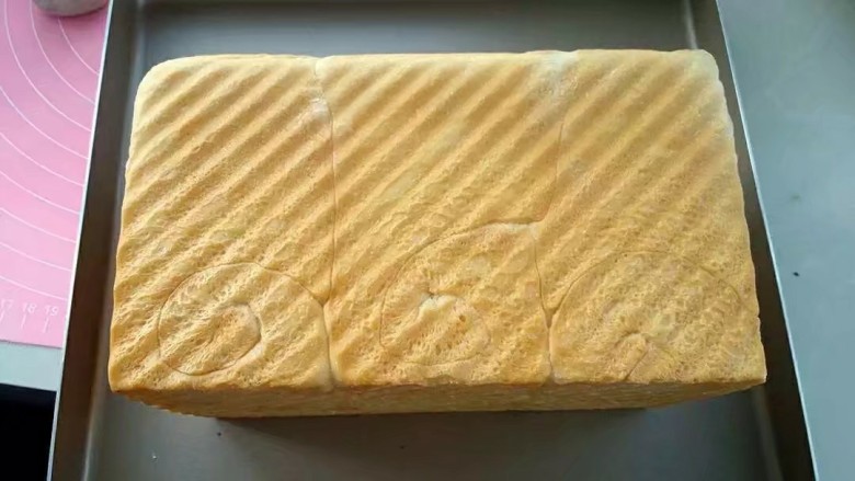 牛奶吐司,烤好后取出轻震模具,然后倒出吐司