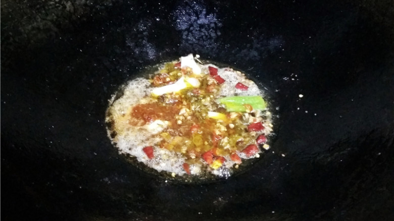 香辣豆瓣鱼,再调入郫县豆瓣酱,继续翻炒;