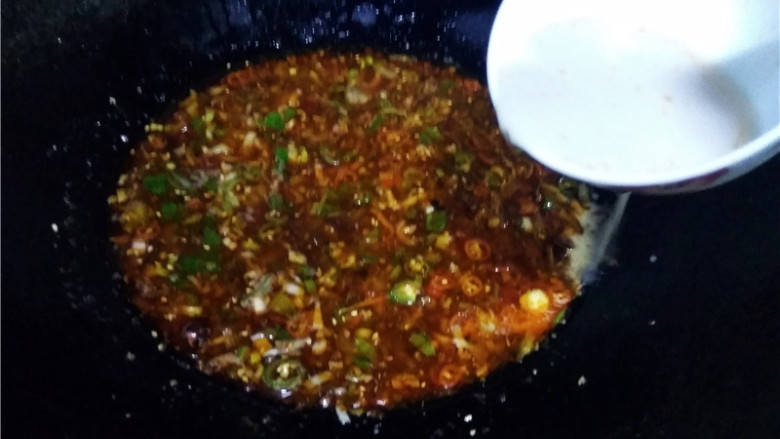 香辣豆瓣鱼,调入适量盐,翻炒均匀;再调入水淀粉,迅速搅拌均匀;