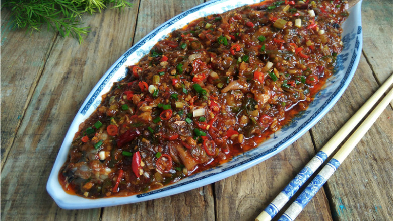 香辣豆瓣鱼,将汤汁淋在炸好的白鲢鱼上,撒入葱花点缀,【豆瓣鱼】就做好啦。