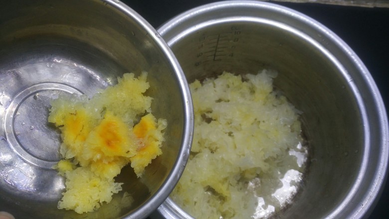 干燥气候的最佳食补甜品-梨子桂圆银耳汤,洗净去根部,掰成小朵放入锅中