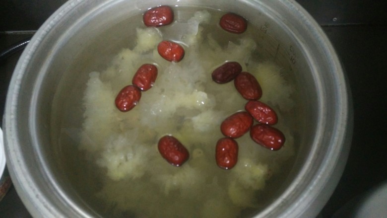 干燥气候的最佳食补甜品-梨子桂圆银耳汤,加入水,大火烧开,小火慢熬一个半小时