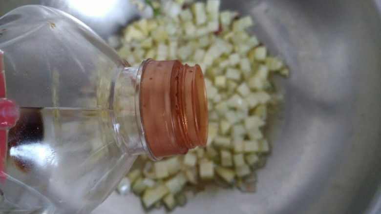 圆土豆+香辣红椒土豆丁,倒入约5ml<a style='color:red;display:inline-block;' href='/shicai/ 788'>生抽</a>,翻炒均匀。