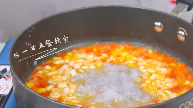 鸡蛋豆腐鲜虾羹,水开后下海鲜菇，倒入<a style='color:red;display:inline-block;' href='/shicai/ 301'>鲜虾</a>，豆腐，加点盐再次煮开。