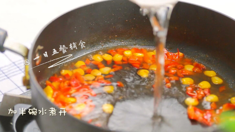 鸡蛋豆腐鲜虾羹,加入<a style='color:red;display:inline-block;' href='/shicai/ 500'>玉米</a>、红椒翻炒半分钟，加半碗水煮开。