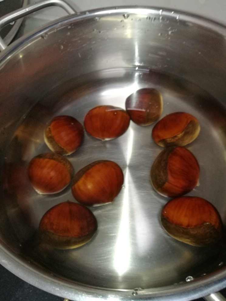 菜谱#蒜香栗子鸡#(创建于3/12~2017),起锅注水,放入栗子,水开后煮3分钟。