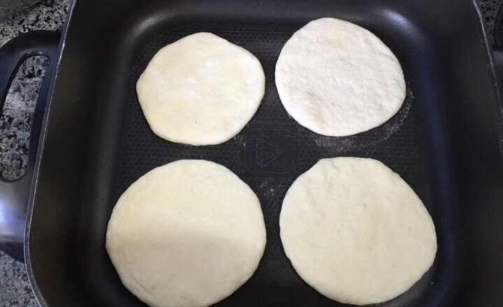 夹肉饼,分成8个小面团,擀成薄饼放入冷锅中,小火适时翻面至熟。