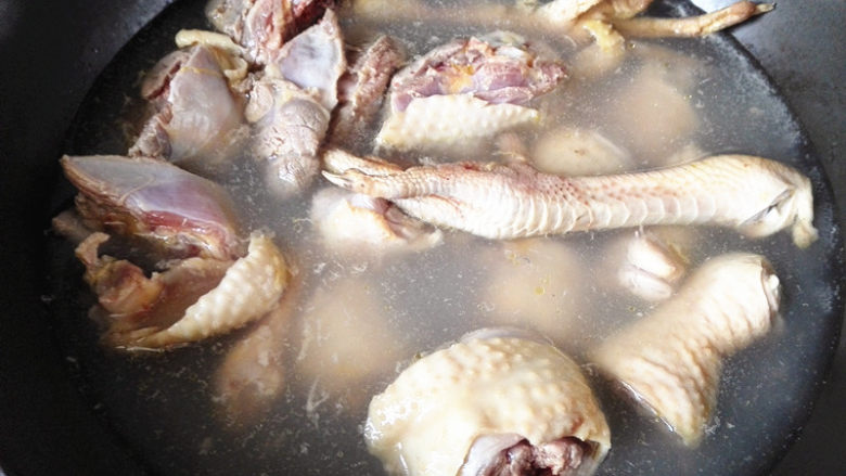 鸡肉麻辣香锅,锅里添适量清水,烧开后把鸡肉块倒入锅中,焯水去腥,