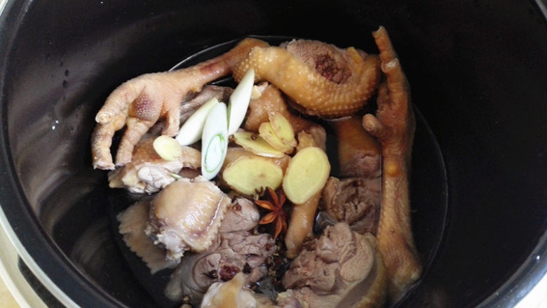 鸡肉麻辣香锅,锅里添清水,只要快没过鸡肉块即可,再放入葱,姜,大料和花椒,