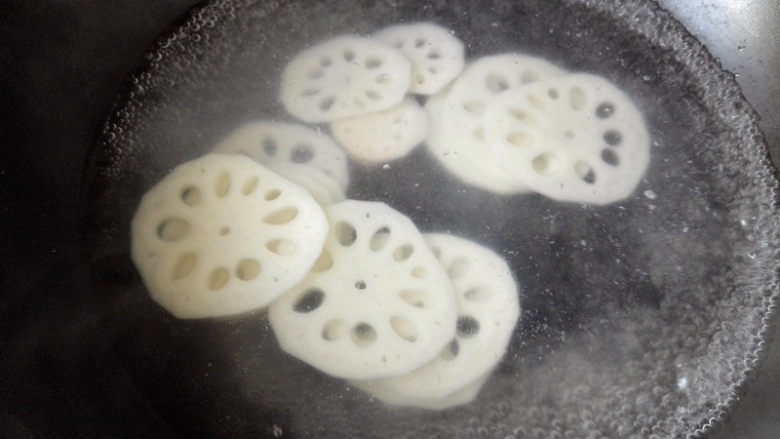 鸡肉麻辣香锅,锅里再次加入清水,烧开后,投入藕片,焯熟,再捞出来投入凉水中,