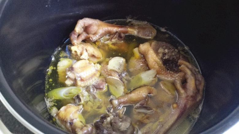 鸡肉麻辣香锅,鸡肉压好后,捞出备用,