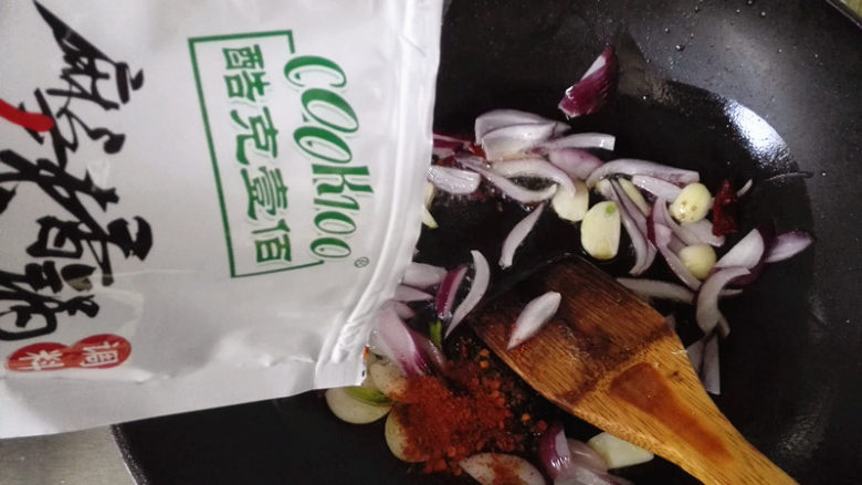 鸡肉麻辣香锅,再倒入<a style='color:red;display:inline-block;' href='/shicai/ 190014'>麻辣香锅调料</a>,炒香
