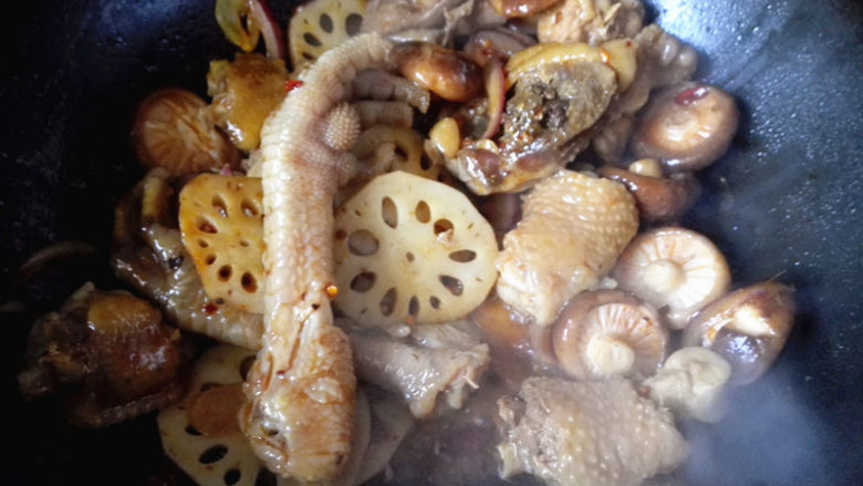 鸡肉麻辣香锅,再倒入鸡肉块翻炒均匀,出锅前加入适量盐调味。