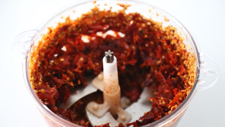 川香清油火锅底料,搅拌碎后,糍粑辣椒就做好了。