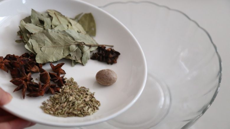川香清油火锅底料,准备好香料,倒入一个大碗。
