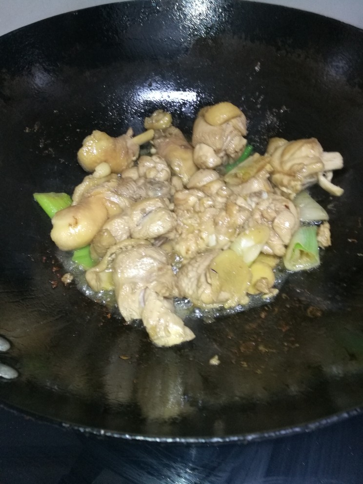 菜谱#蒜香栗子鸡#(创建于3/12~2017),倒入鸡快进行煸炒,放入葱姜。