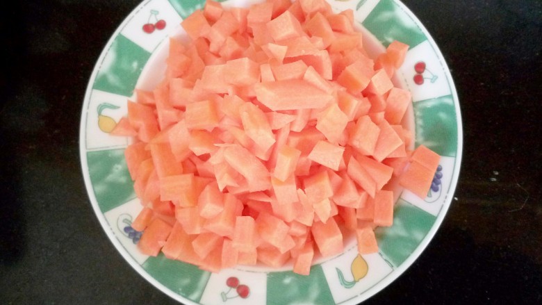 胡萝卜小餐包,胡萝卜洗净切小丁,加40克水,料理机打成泥