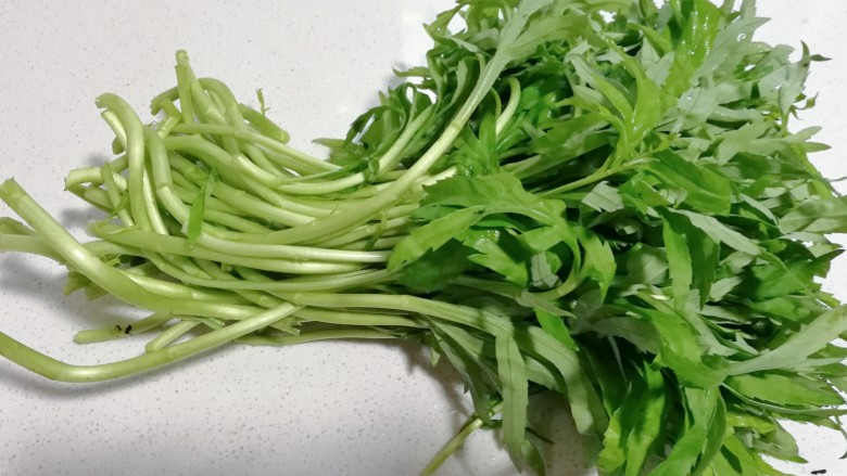 腊肠炒泥蒿,泥蒿一把去除泥蒿叶,只要嫩嫩的泥蒿杆;