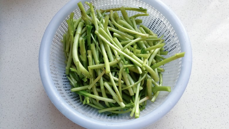 腊肠炒泥蒿,然后把泥蒿杆掐成小段,洗净沥干备用;