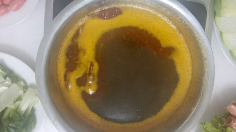 麻辣火锅,电磁炉上放上小盆,放入适量水,放入适量火锅底料,盖盖煮。
