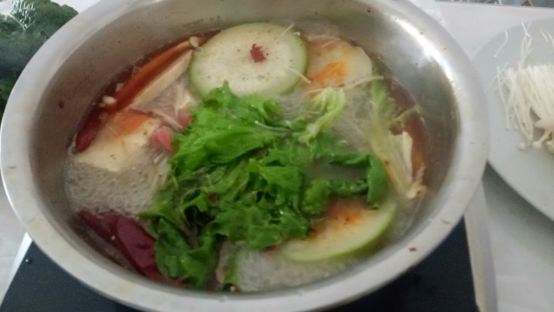 麻辣火锅,火锅煮开后,转中小火,放入白萝卜、豆腐,滚开后放入<a style='color:red;display:inline-block;' href='/shicai/ 10108'>羊肉卷</a>、牛肉卷、金针菇、生菜。
