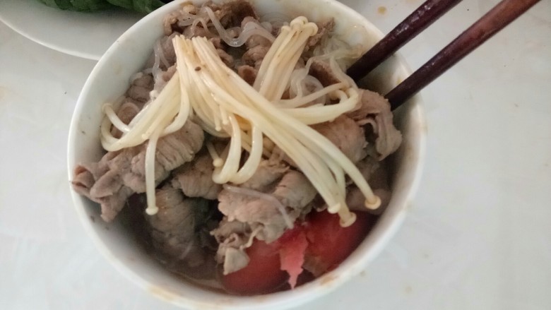 麻辣火锅,肉变色后捞出。