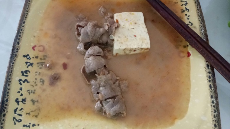 麻辣火锅,慢慢放入上述材料,一边吃一边放。