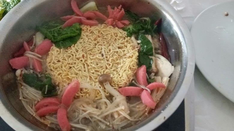 麻辣火锅,最后放入方便面,所有材料全部放入,煮开后关火。