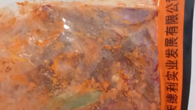 麻辣火锅,这是我用的火锅底料,特别好吃,喜欢吃芝麻酱可以往自己碗里加1勺,我就放了,在家吃既便宜又干净,回家吃饭的感觉真的好幸福,亲们一定要多回家吃饭,陪伴是最长情的告白,美食是最深情的告白,什么都是假的,吃才是真的,2017与“吃”俱进
。