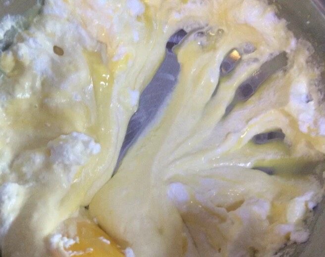 零失败八寸戚风蛋糕,取三分之一的蛋白和蛋黄液一起拌匀,手法如图,一只手按图上的方向,划一下提起来继续在这个位置划,另一只手负责转盆,这样大概一秒钟两到三下搅拌。注意不要太慢,搅拌快要均匀的时候可以用刮刀刮一下盆的四周,然后继续搅拌