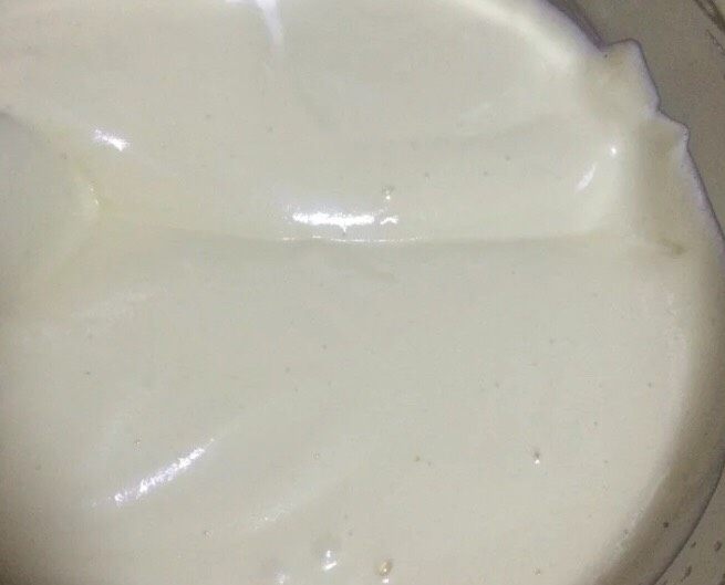 零失败八寸戚风蛋糕,分三次加入蛋白到蛋黄液中,每次都有搅拌均匀之后再加另外一次蛋白。最后搅拌好的面糊如图