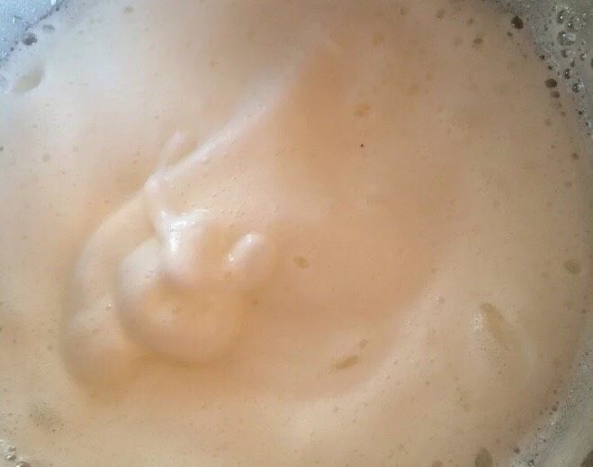 零失败八寸戚风蛋糕,蛋白打到雪白而且细腻,并且打蛋器提不起来,但是有纹路的时候第二次加入30克糖,继续高速打发