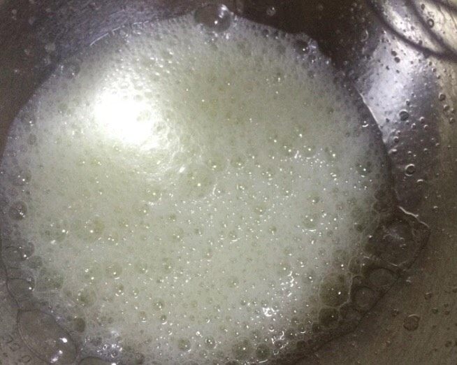 零失败八寸戚风蛋糕,开始打发蛋白,高速打到鱼眼泡的时候加入20克糖继续高速打发