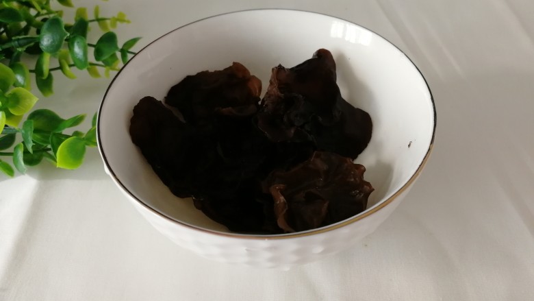 蒜蓉炝笋片,<a style='color:red;display:inline-block;' href='/shicai/ 233'>木耳</a>用水泡半个小时,洗净摘干净备用。