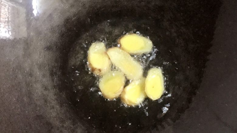 懒人版糖醋排骨,炒锅倒入适量油,放入姜片爆香。