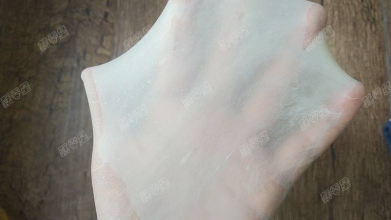 水立方绵绵绵吐司,继续揉面至完全阶段,能拉出手套膜