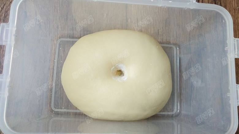 水立方绵绵绵吐司,室温发酵至约两倍,食指沾面粉插入面团底部,洞洞不回缩不反弹