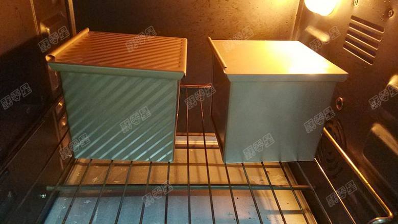 水立方绵绵绵吐司,放入预热好的烤箱开始烘烤。180度上下火,30分钟