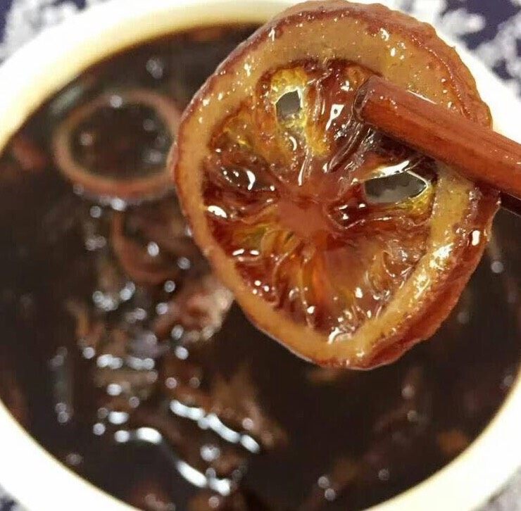 陈皮柠檬膏,12个小时之后变成琥珀色,非常浓稠有黏力。