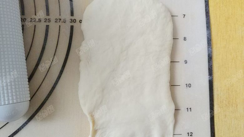 水立方蜂蜜小吐司,翻面,末端压薄