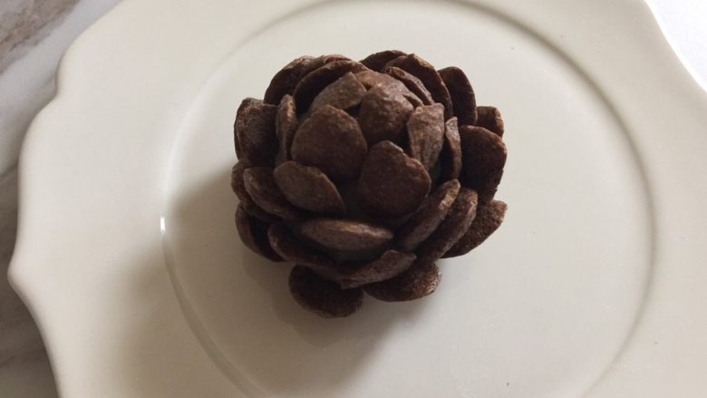 圆土豆+可可麦片土豆泥松塔,重复以上步骤,把整个土豆泥都围满。