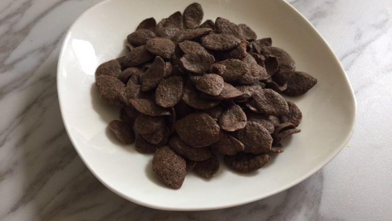 圆土豆+可可麦片土豆泥松塔,准备好可可麦片,我用的是家乐福自营的,比较平,也可以用雀巢的可可味滋滋,弯一些的更好看。