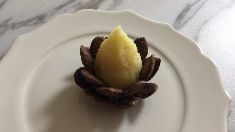 圆土豆+可可麦片土豆泥松塔,从下到上围第二圈,和第一圈错开。